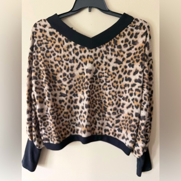 Emmer & Oat Women’s Medium Leopard Print Cropped Top V-Neck - Picture 2 of 6